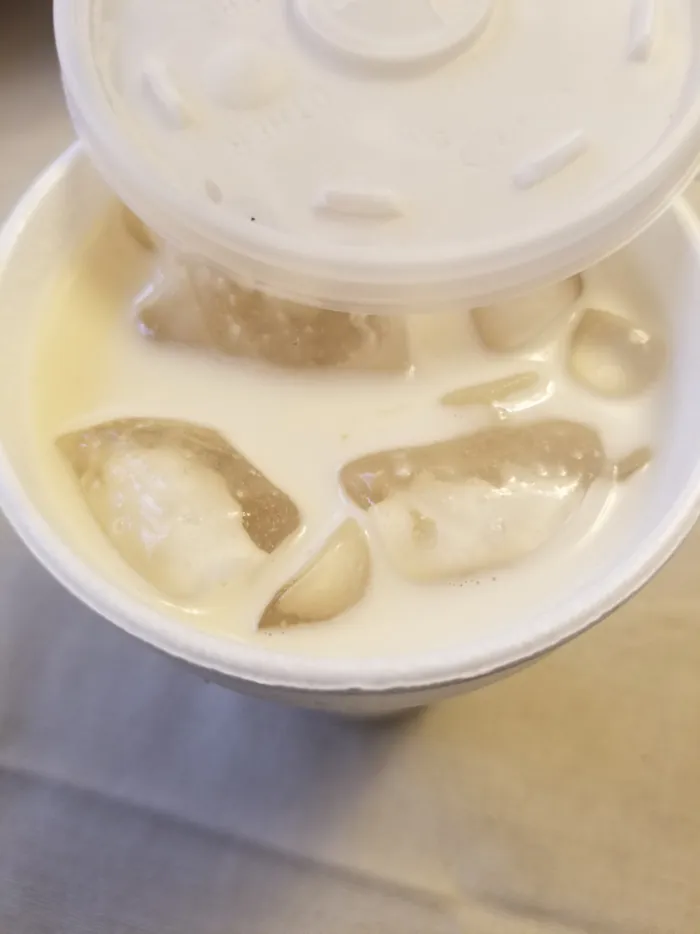 Jugo de avena y limón in a cup