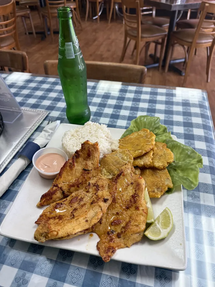 Grilled chicken breast with tostones and salad