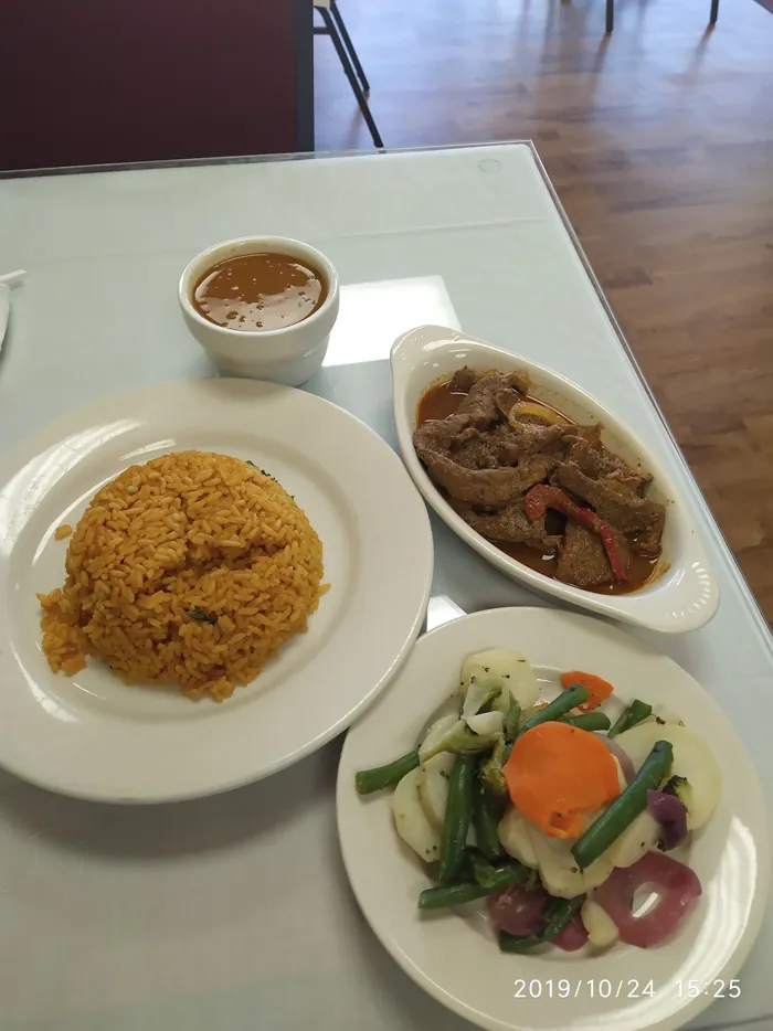 Steak in sauce with rice and vegetables